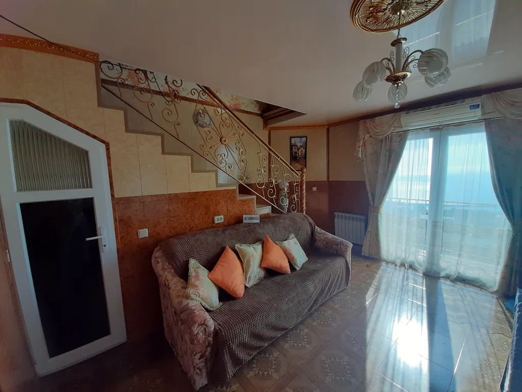 Дом с видом на море и город