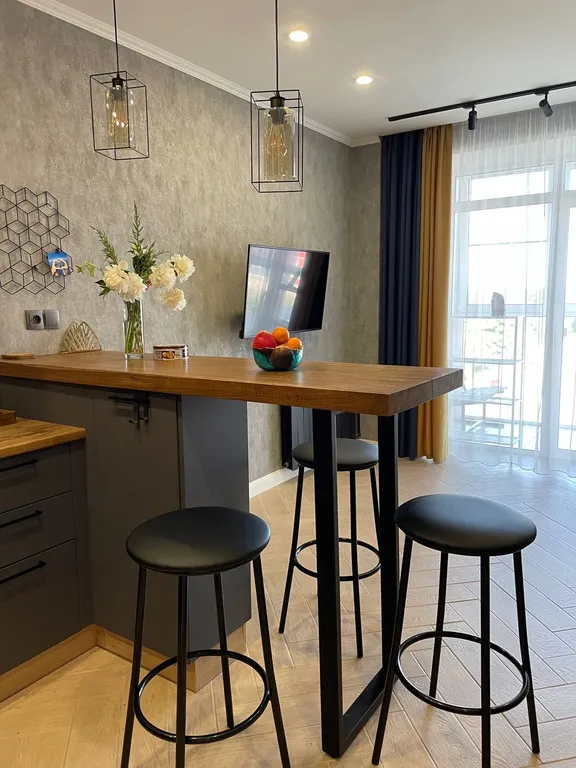 Солнечная стильная евродвушка в новом доме недалеко от центра города