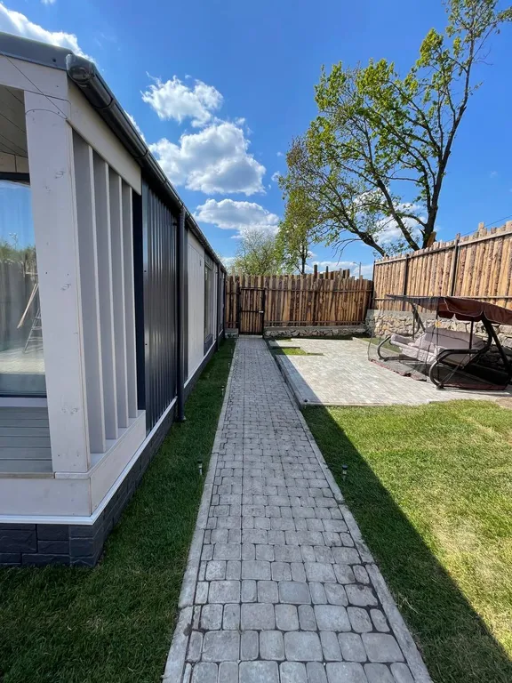 Уютный дизайнерский коттедж с территорией