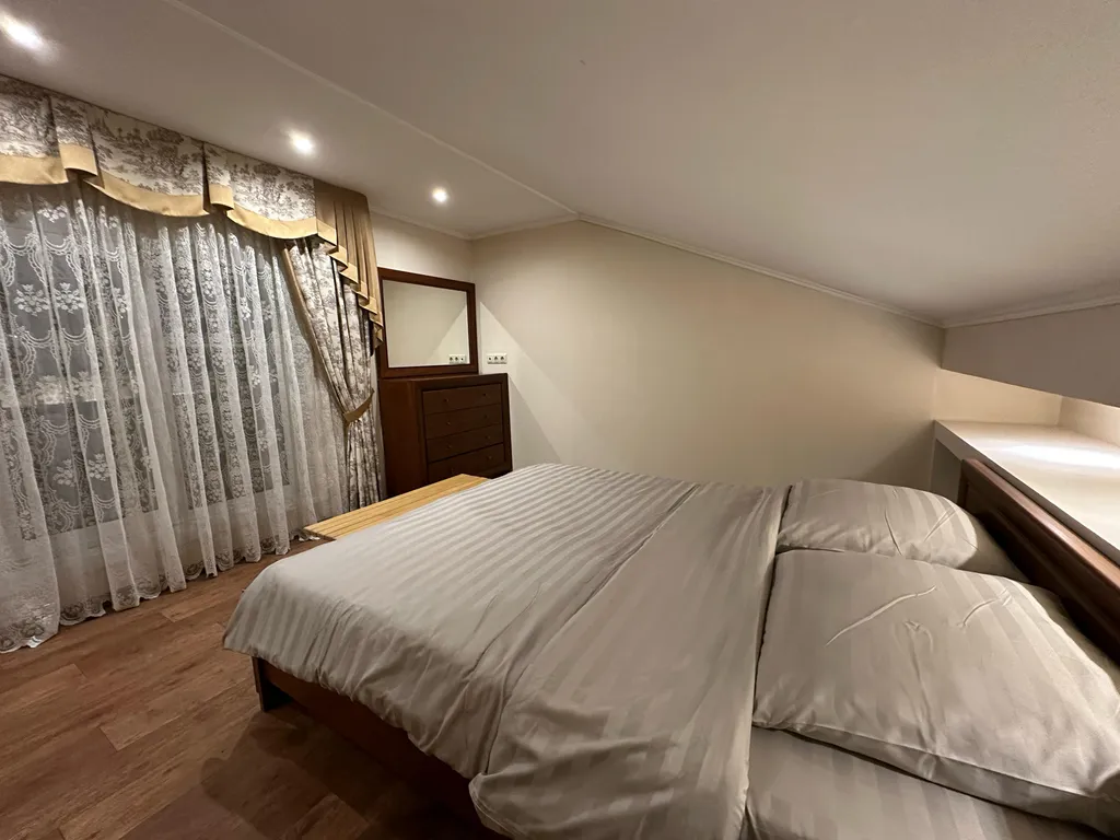 Дом на берегу реки с баней на дровах