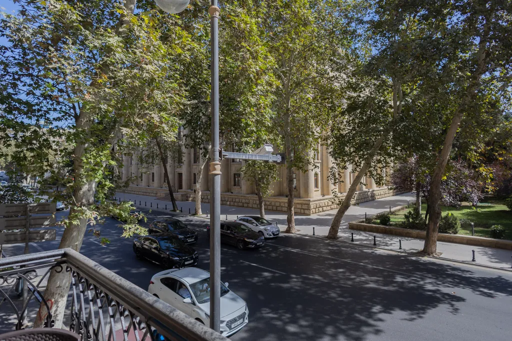 Квартира с видом на бульвар в центре города