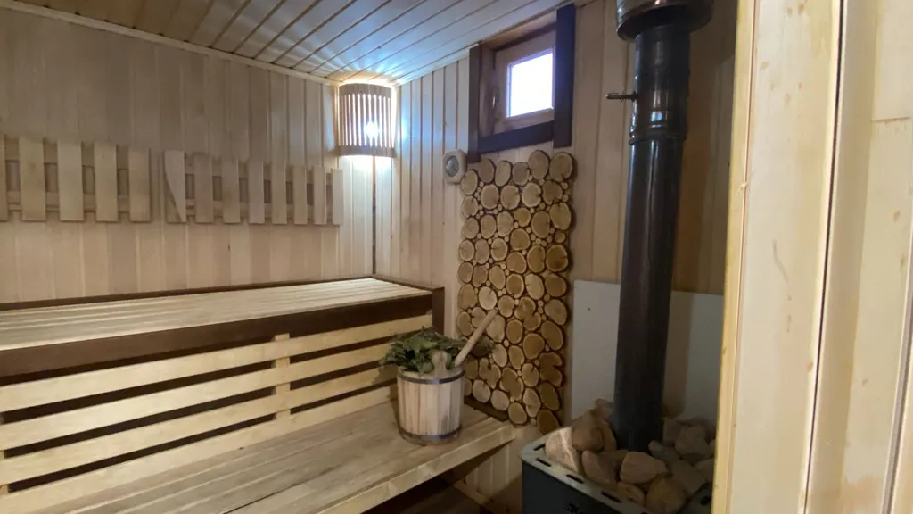 Новый стильный дом с камином