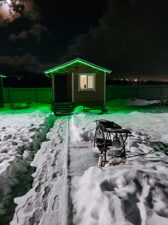 Домик на берегу пруда для трёх человек