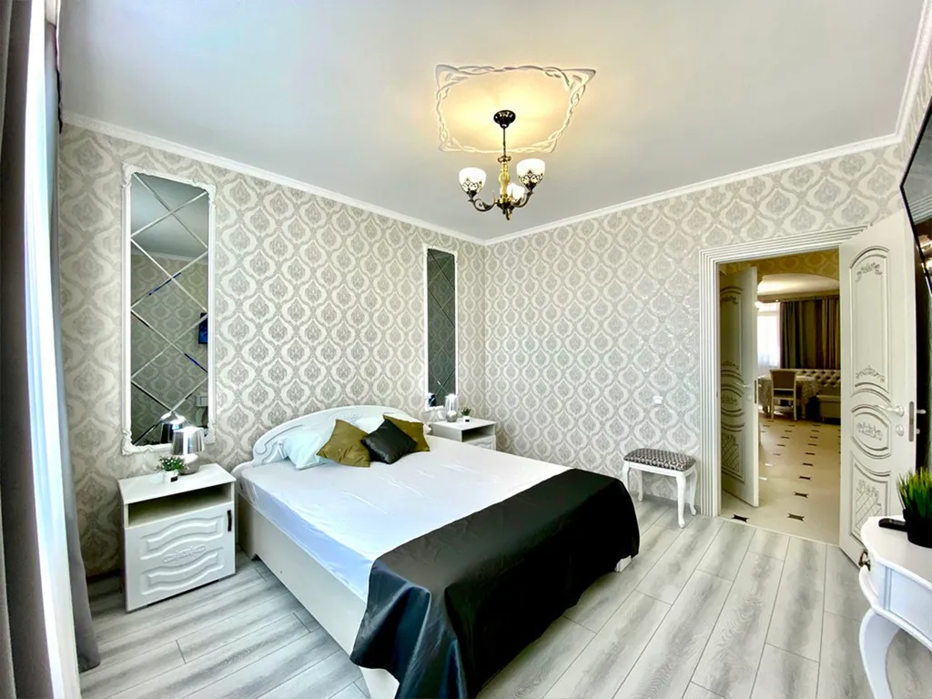 Просторная квартира с дизайнерским ремонтом в классическом стиле