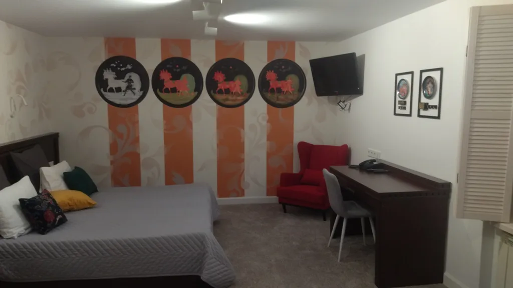 4х местный номер с видом на оживленный дворик кафе