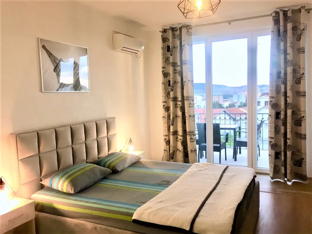 Апартаменты Париж с отдельной спальней и видом на море