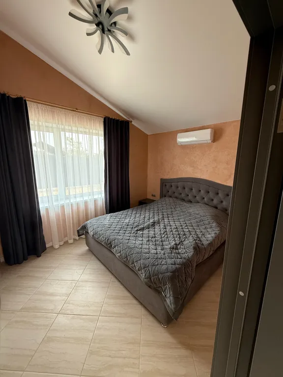 Уютный дом на берегу реки