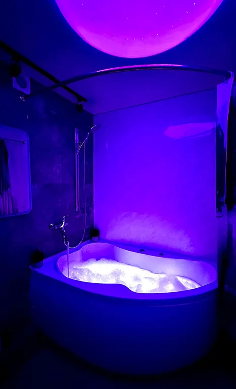 Уютная квартира с панорамными окнами и джакузи