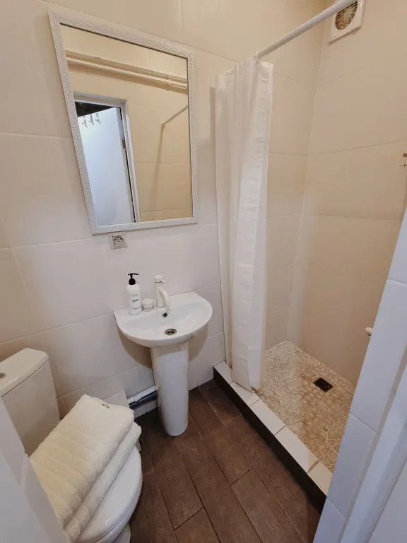 Домик с качелью на семейной мини-ферме фазенда