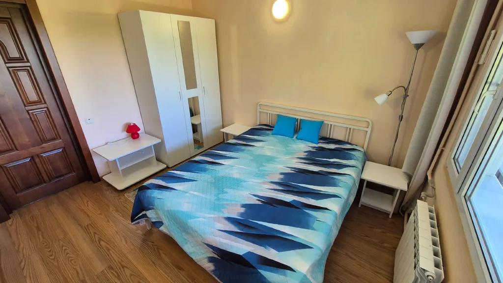 Трёхэтажный таунхаус в живописном месте с большим садом