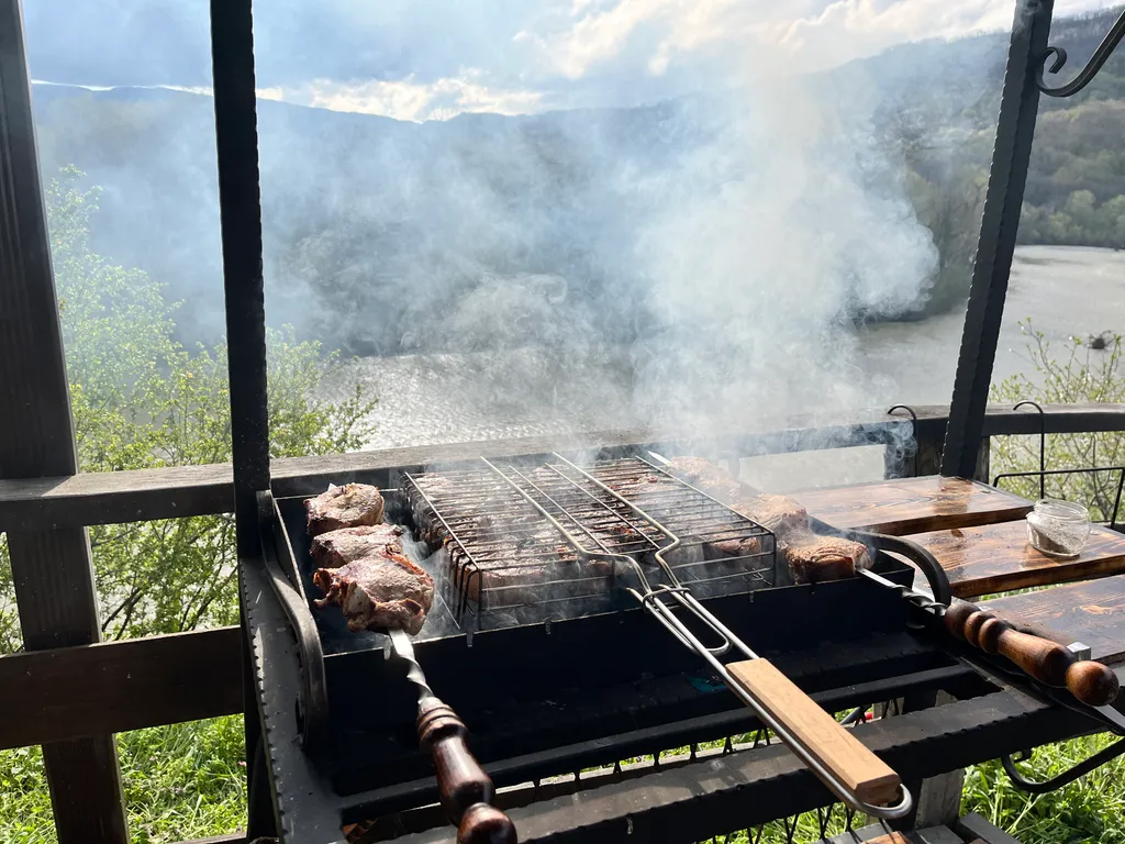 Дом на берегу реки с бассейном и видом