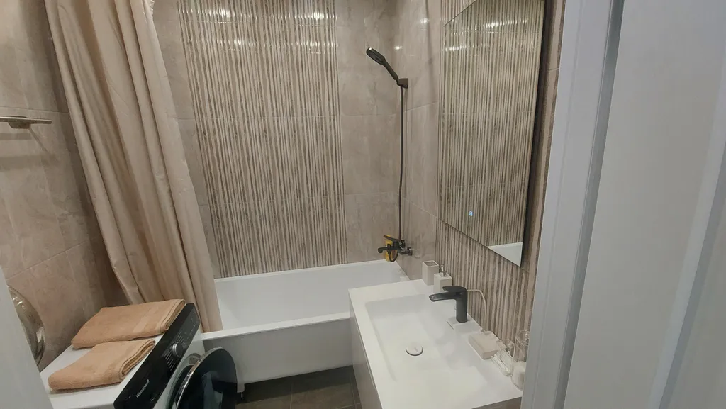 Квартира с видом на город и рощу