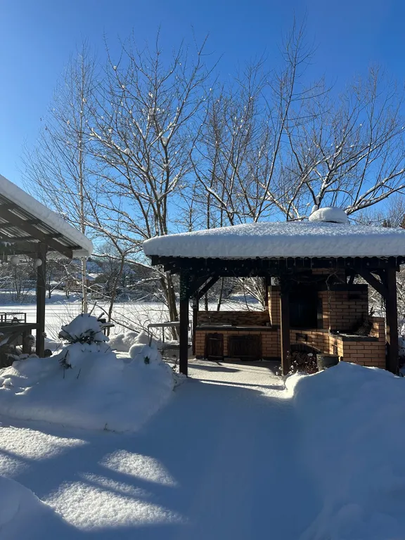 Уютный дом на берегу озера