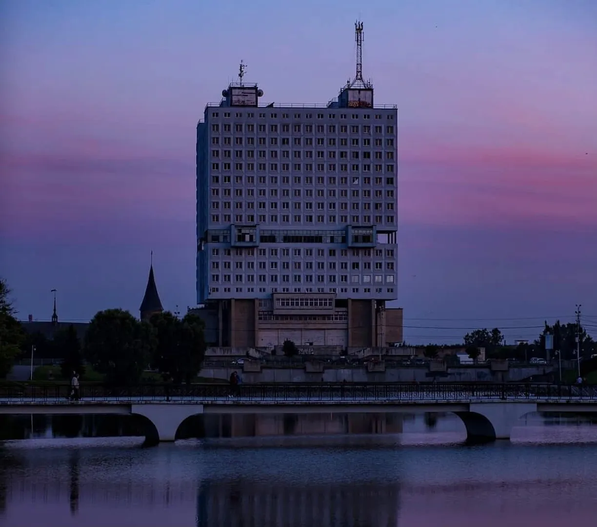 Достопримечательность города- Дом Советов. 