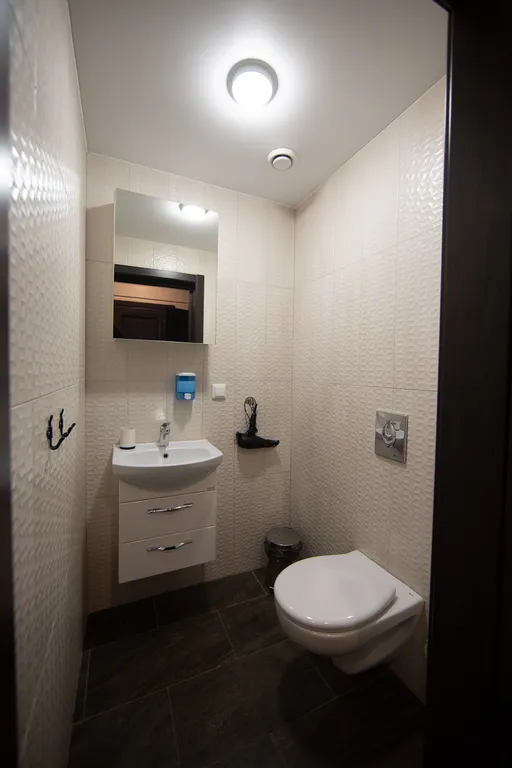 Просторный коттедж с двумя спальнями, камином и сауной