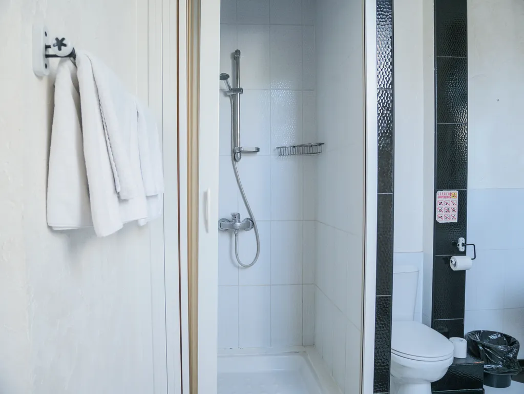 Комната с двумя односпальными кроватями в коттедже