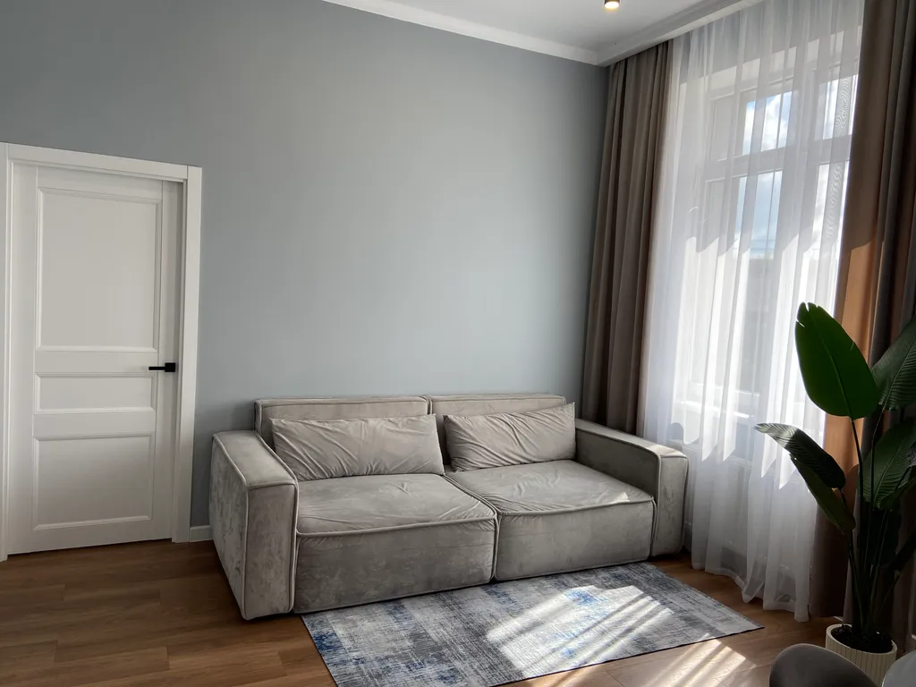 Комфортная квартира с высокими потолками около Корстона