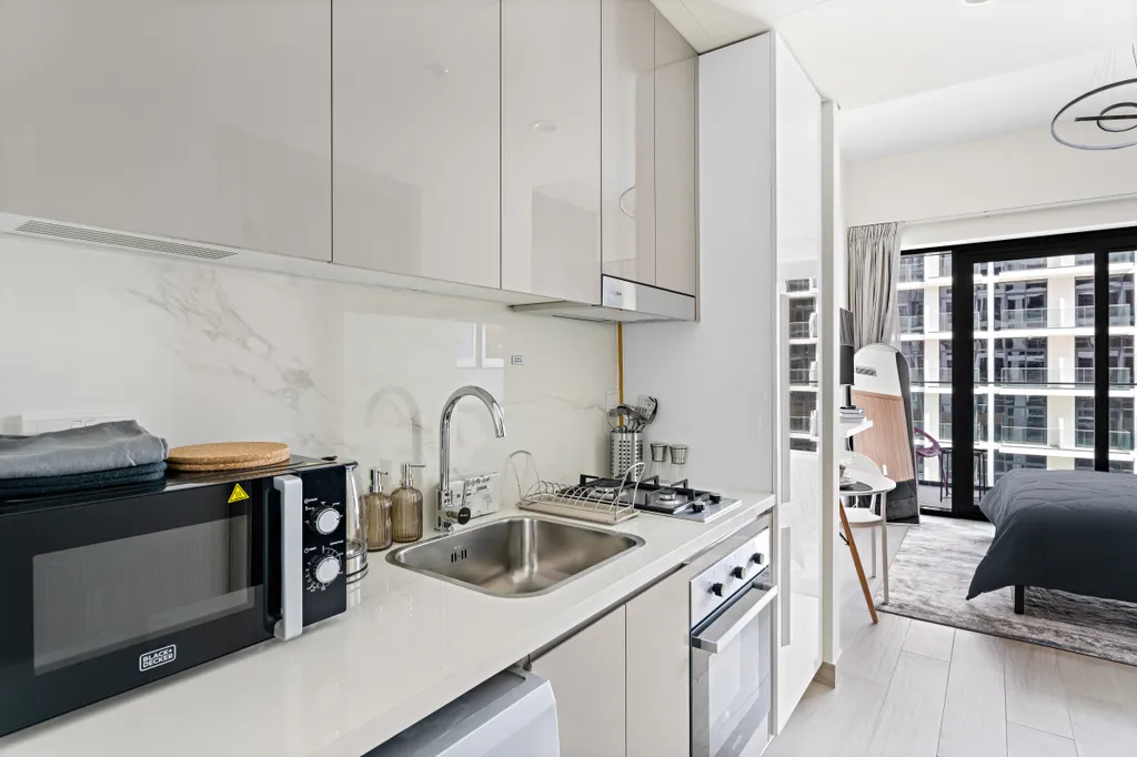 Уютная студия с балконом в Azizi Riviera