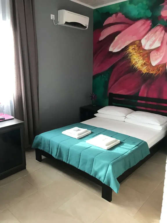 Квартира Трехместный номер, с двуспальной кроватью и односпальной, вид во двор — аренда посуточно в Черноморское