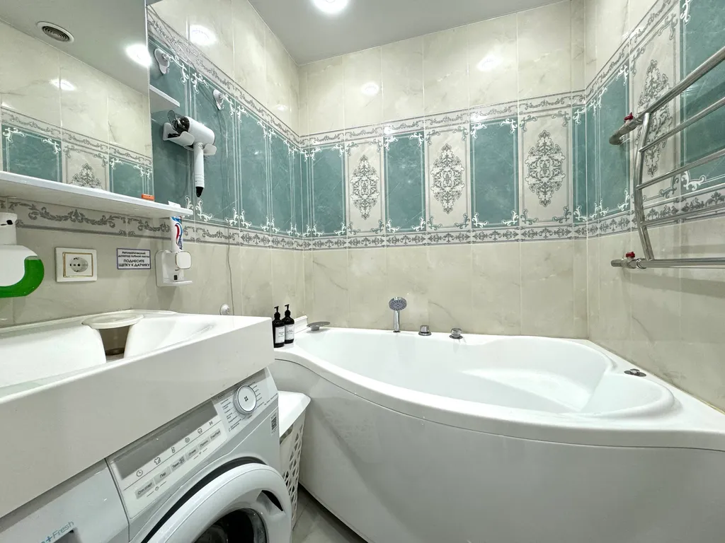 Апартаменты в античном стиле, с джакузи и красивым видом из окна