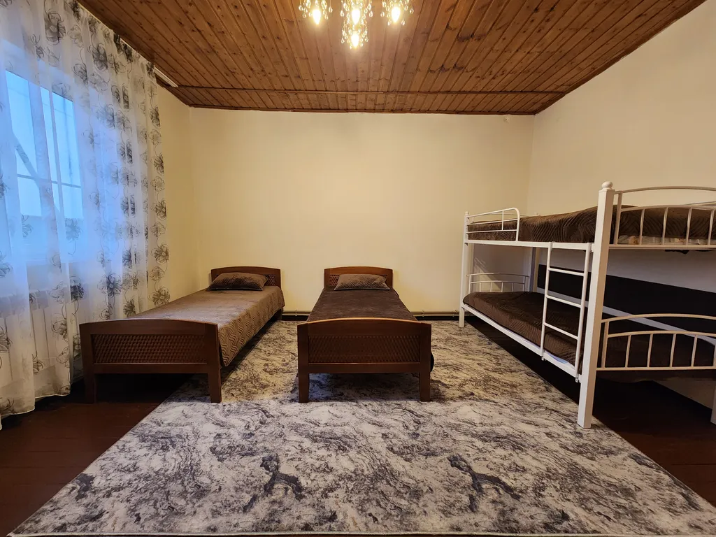 Гостевой дом возле термального источника по дороге на курорт Мамисон