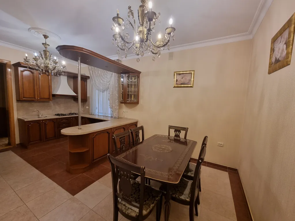 2х этажный дом в самом центре города