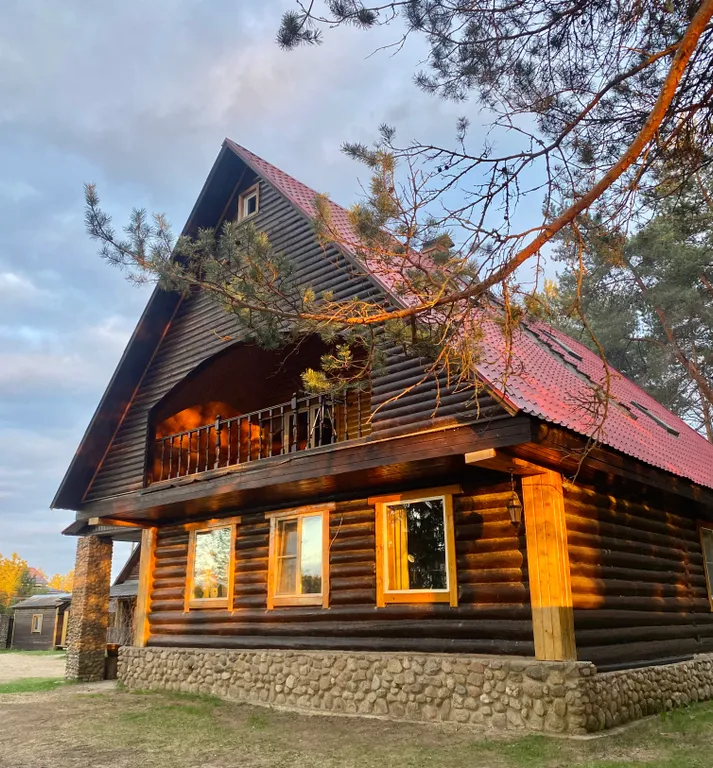 Шале с камином и 3 спальнями на берегу озера Селигер