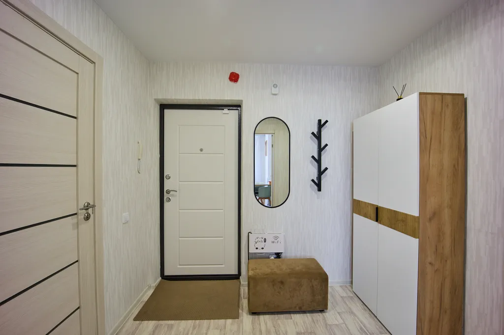 Семейный отдых в тишине: новый дом, безопасный двор и уютная квартира