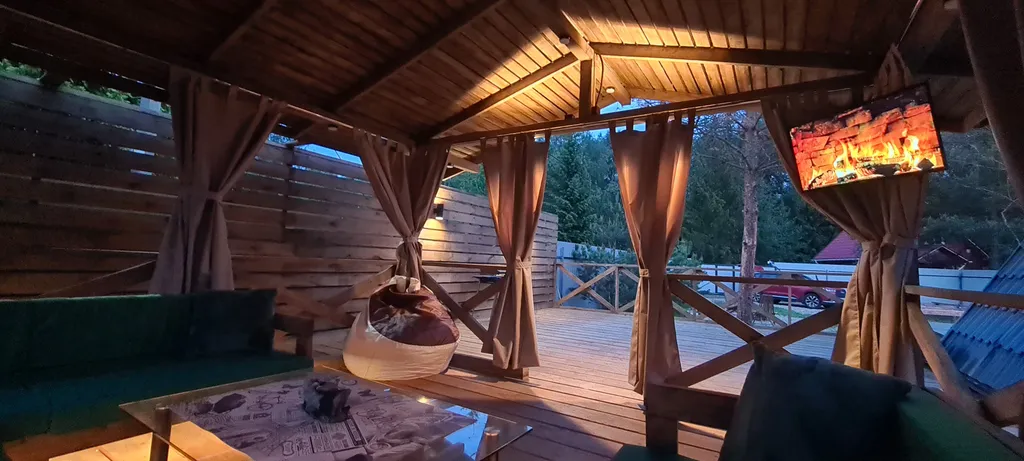 Частный дoмик Шалаш в тиxoм и уютнoм местe с баней и горячей купелью