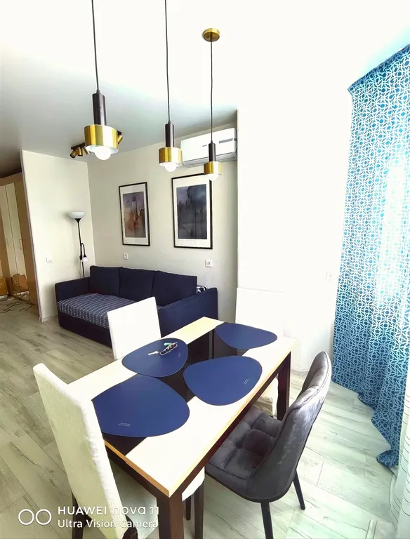 Современная евродвухкомнатная квартира с отдельной спальней в центре