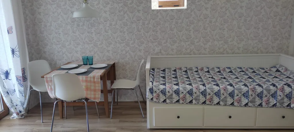 Студия у моря, Итальянская деревня