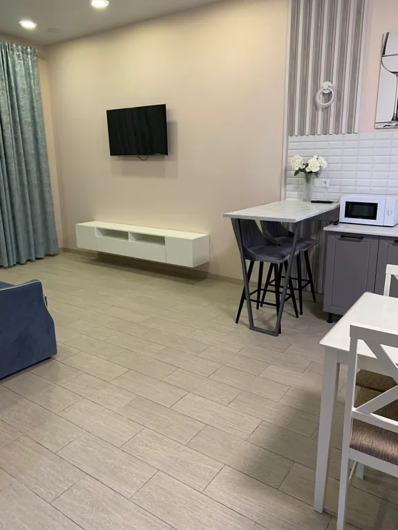 Первый этаж двухэтажного дома, с отдельным входом и общим двором