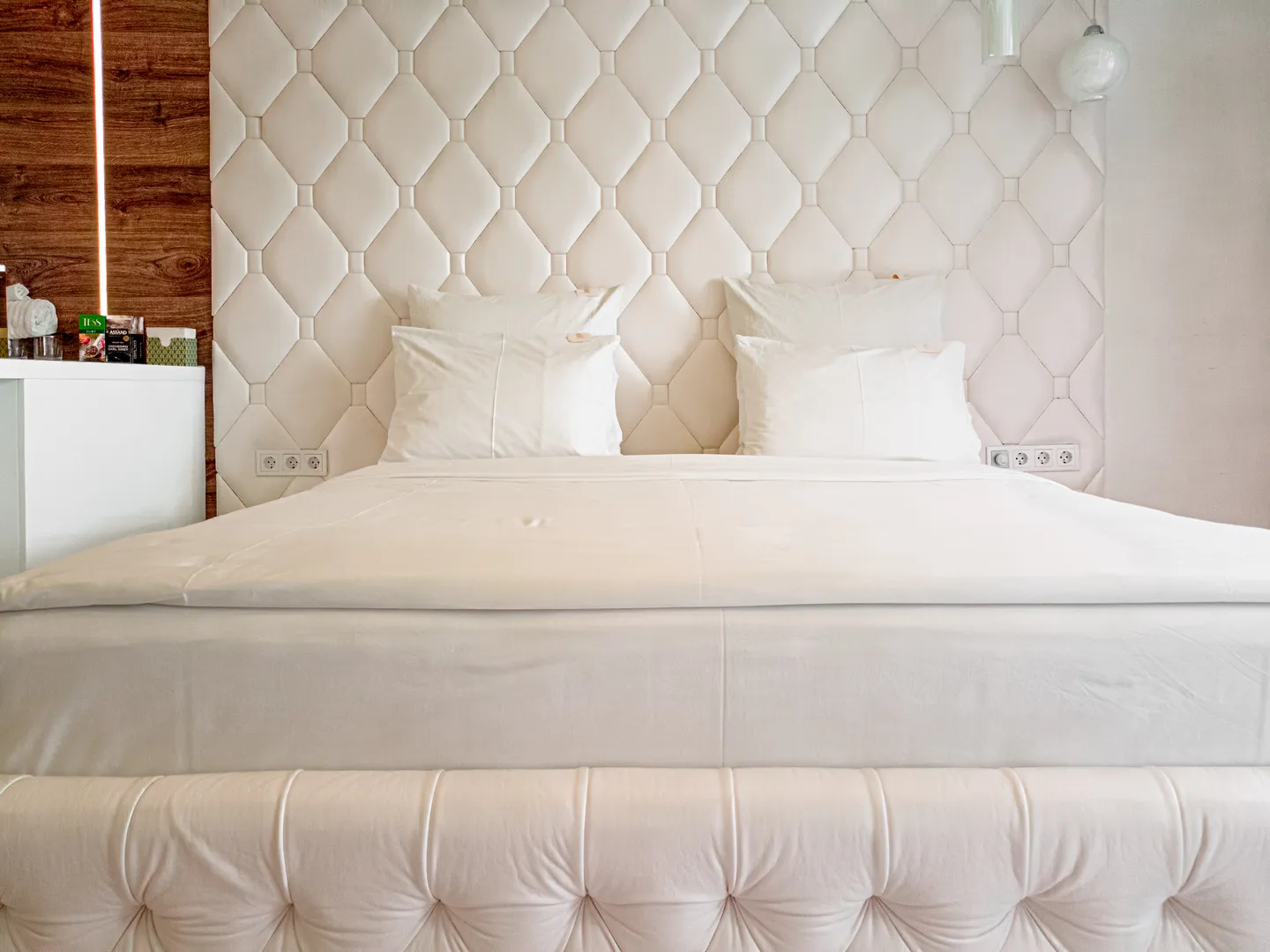 Огромная кровать King-size и премиальное постельное бельё из США. Лучший матрас с натуральным латексом. Особенно подойдёт для облегчения дискомфорта в спине.