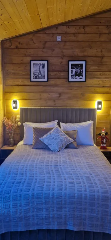 Дом Бархат с горячей купелью и панорамным видом на лесной склон