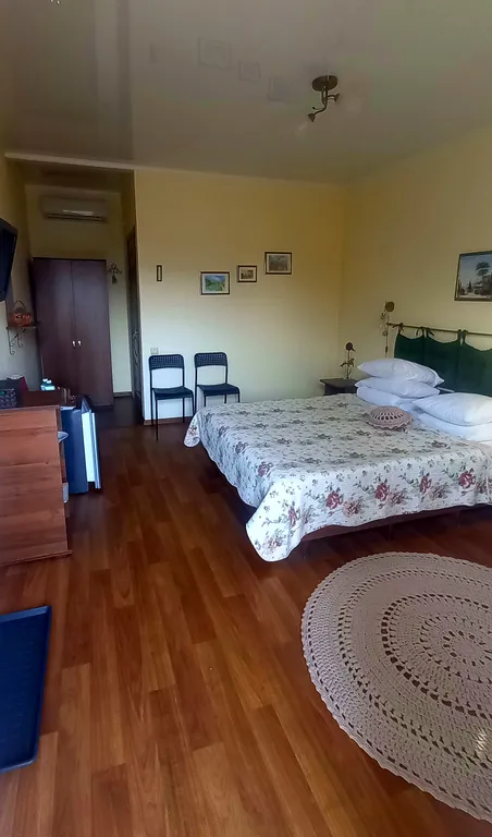 Уютная комната спальня для 2х гостей