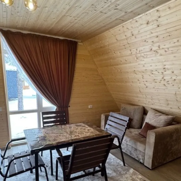 Афрейм в лесу с большой территорией