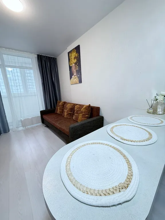 Еврдвушка в развитом районе