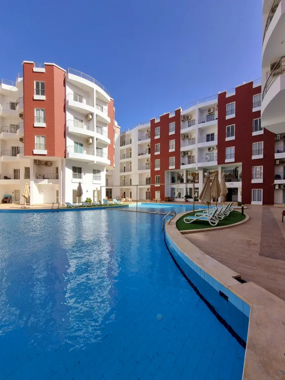 Уютная студия в тихом районе с бассейном и спортзалом в Хургаде