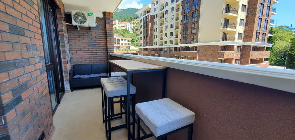 Современные апартаменты в живописном месте Ялты с видом на море