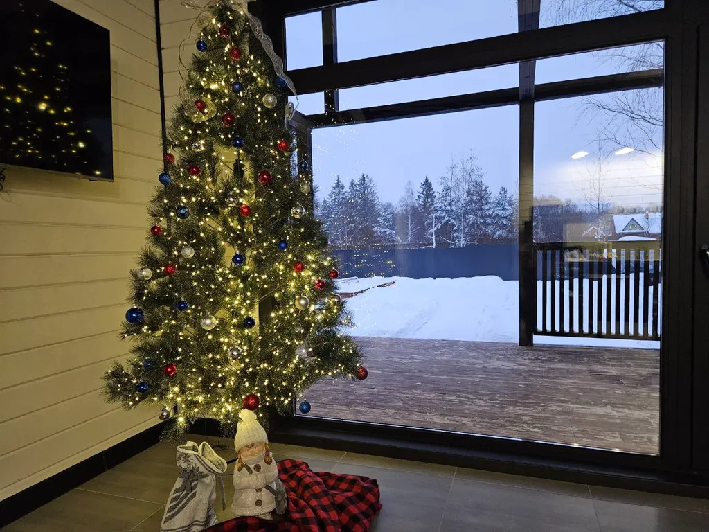 Дом с большой террасой, панорамными окнами, банным чаном и сауной