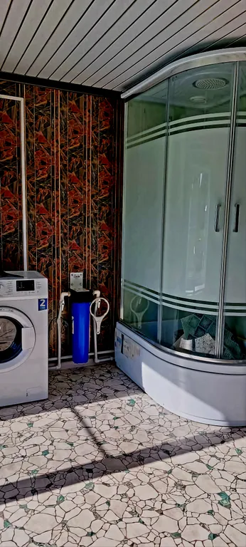 Деревенский дом в окружении леса на берегу озера