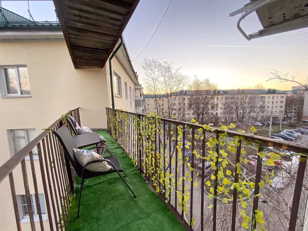 Студия с ёлочкой и балконом в центре города