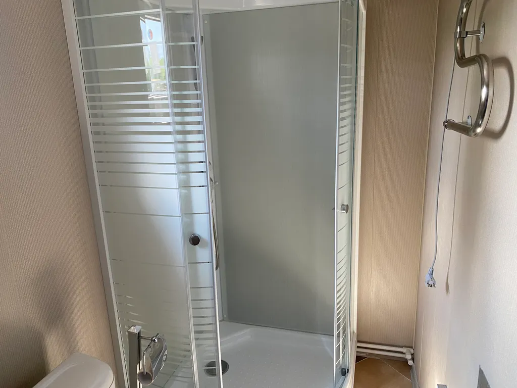 Дом с террасой на берегу реки Кобонка