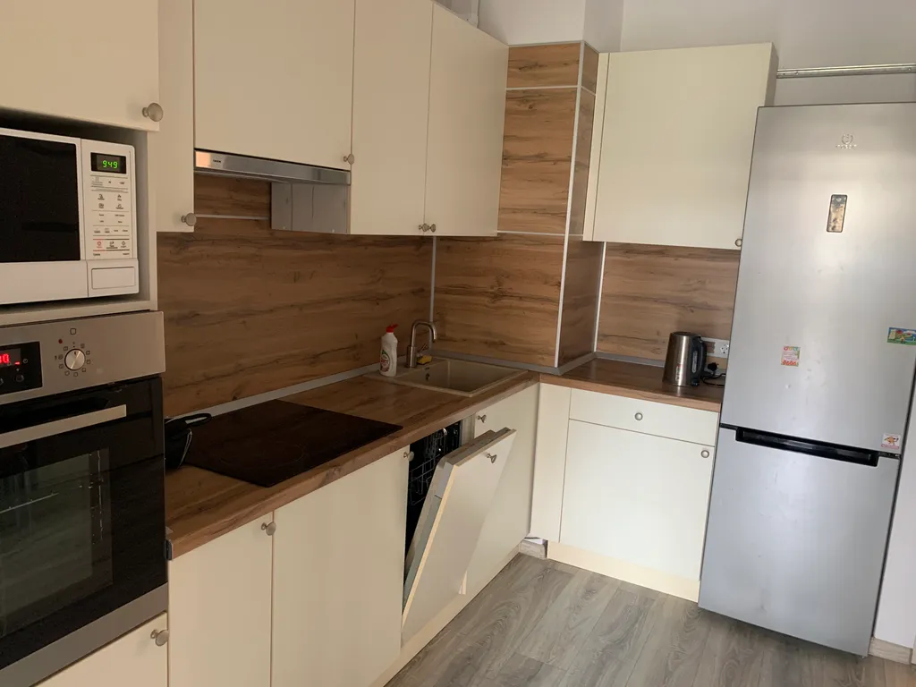 3 -комнатная квартира с бассейном во дворе