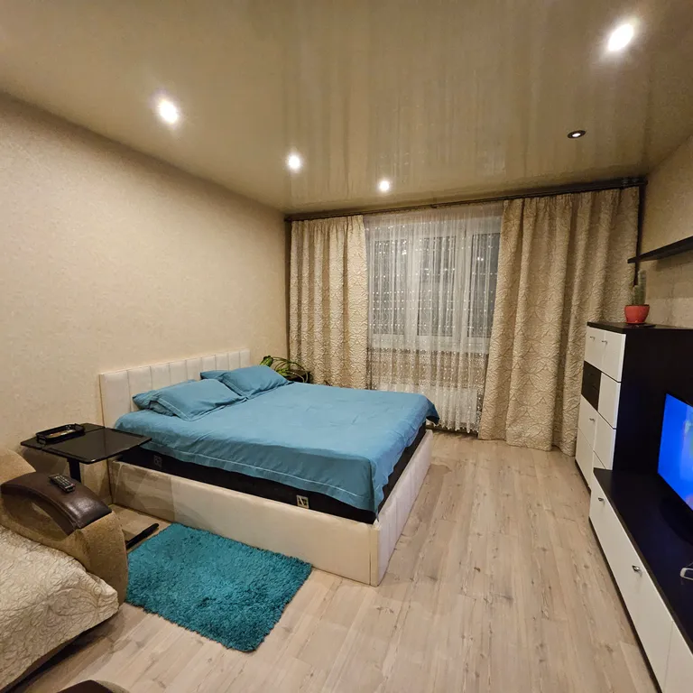 Большая квартира с лоджией в центре города