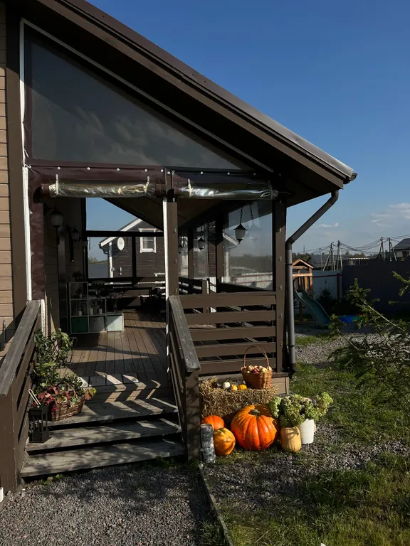 Большой дом с баней на участке