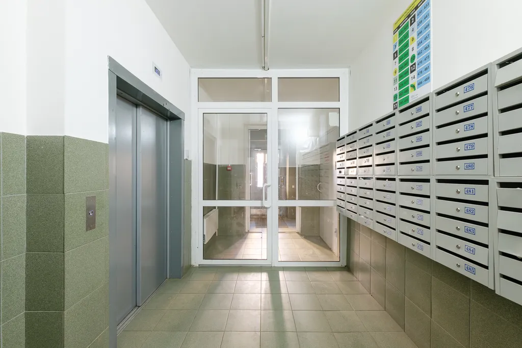 Транспорт и кафе в двух минутах ходьбы