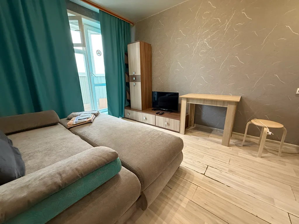 Квартира Студия  - диван, стиралка, холодильник, СВЧ, водонагреватель — аренда посуточно в Новосибирск