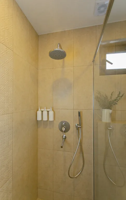 Коттедж с теплым бассейном и банным комплексом, недалеко от моря