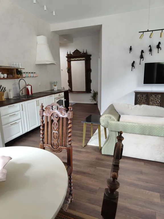 Трёхкомнатная квартира с элементами колониального стиля у подъемника